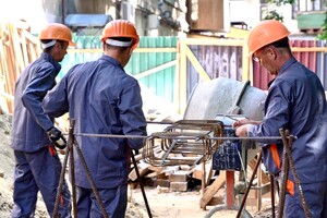 В Одессе восстанавливают дом, который неоднократно обстреливали россияне фото 7