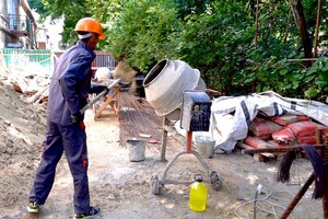 В Одессе восстанавливают дом, который неоднократно обстреливали россияне фото 8