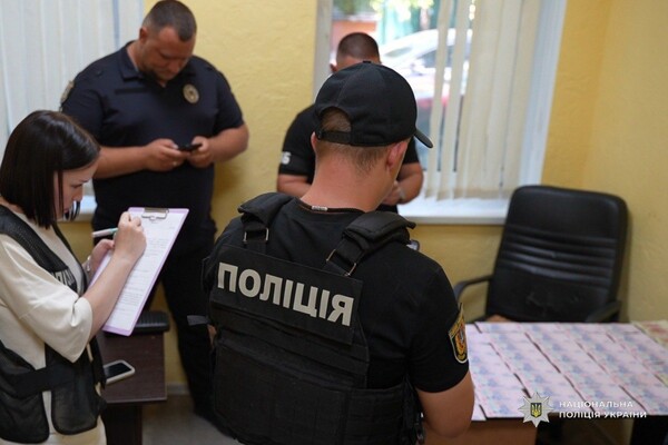 Одеситка змушувала літню матір жебракувати й хотіла підкупити поліцейського фото