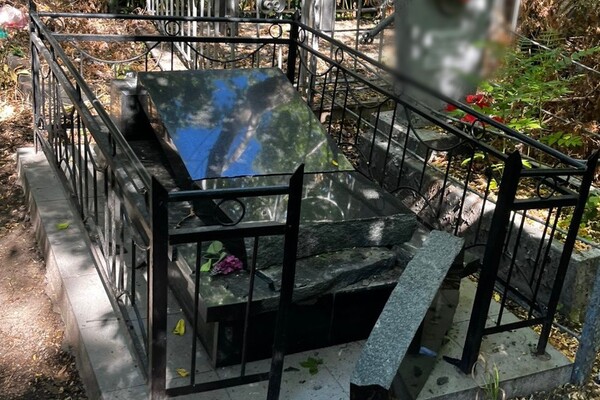 В Одесі на одному із кладовищ пошкодили пам'ятники фото 1