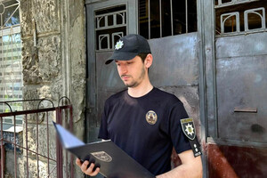 В Одессе пенсионерка уничтожила мусорные баки и повредила гараж с автомобилем: подробности фото