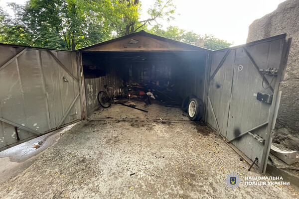 В Одессе пенсионерка уничтожила мусорные баки и повредила гараж с автомобилем: подробности фото 2