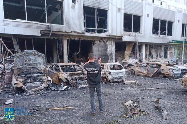 Горять адмінбудівля й автівки: наслідки нічної атаки БпЛА на Одесу (оновлено) фото 12