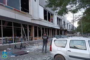 Горять адмінбудівля й автівки: наслідки нічної атаки БпЛА на Одесу (оновлено) фото 13