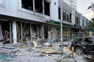 Горять адмінбудівля й автівки: наслідки нічної атаки БпЛА на Одесу (оновлено) фото 14