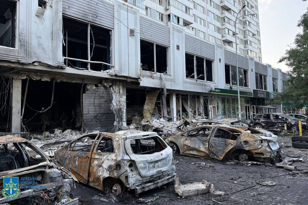 Горять адмінбудівля й автівки: наслідки нічної атаки БпЛА на Одесу (оновлено) фото 15