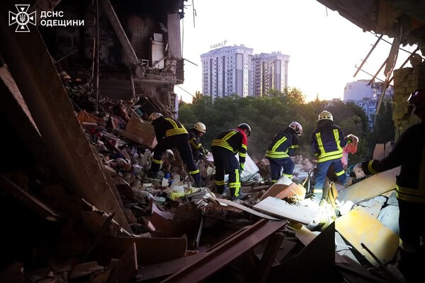 Горить Привоз, є руйнування в історичному середмісті: наслідки нічного удару по Одесі (оновлено) фото 27