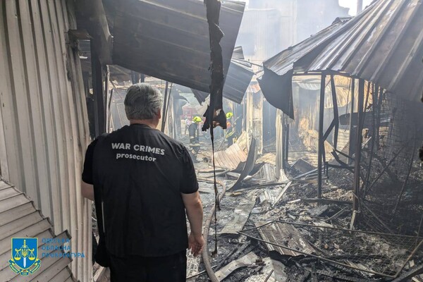 Горить Привоз, є руйнування в історичному середмісті: наслідки нічного удару по Одесі (оновлено) фото 40