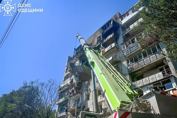 Нічний дроновий удар по багатоповерхівці: під завалами виявили загиблого (оновлено) фото 3