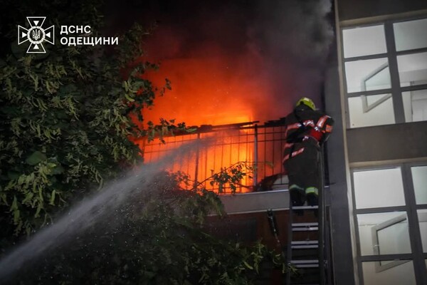 Уночі в Одеському районі горів ЖК &quot;7 Небо&quot;: подробиці пожежі фото 2