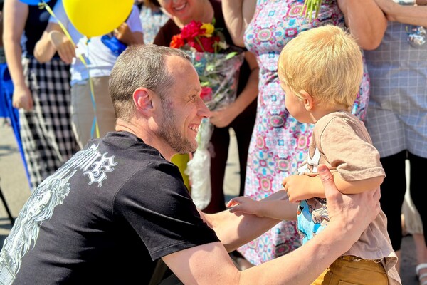 Впервые обнял маленького сына: в Одесскую область вернулся последний из пленных защитников Змеиного фото