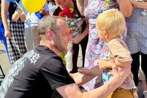 Впервые обнял маленького сына: в Одесскую область вернулся последний из пленных защитников Змеиного фото