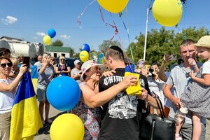 Впервые обнял маленького сына: в Одесскую область вернулся последний из пленных защитников Змеиного фото 1