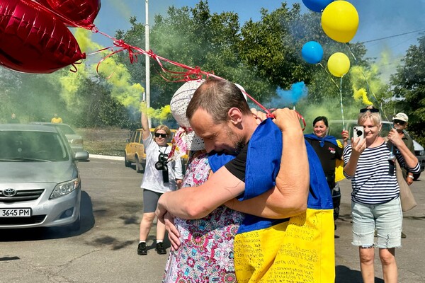 Впервые обнял маленького сына: в Одесскую область вернулся последний из пленных защитников Змеиного фото 4