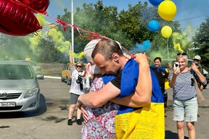 Впервые обнял маленького сына: в Одесскую область вернулся последний из пленных защитников Змеиного фото 4