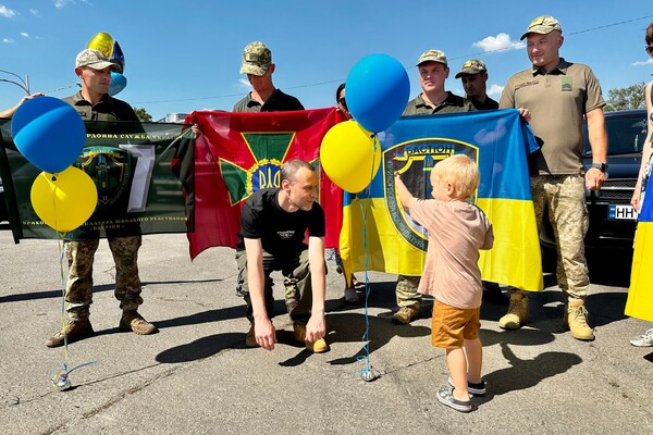 Впервые обнял маленького сына: в Одесскую область вернулся последний из пленных защитников Змеиного фото 5