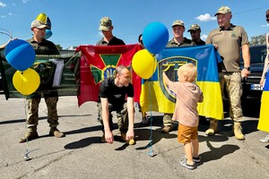 Впервые обнял маленького сына: в Одесскую область вернулся последний из пленных защитников Змеиного фото 5