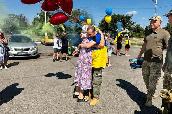 Впервые обнял маленького сына: в Одесскую область вернулся последний из пленных защитников Змеиного фото 6