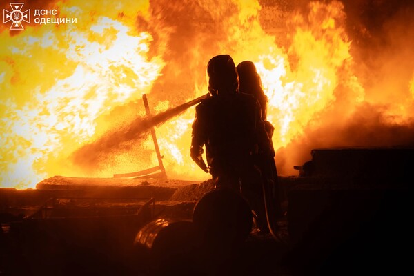Масштабні пожежі в передмісті Одеси: наслідки нічної атаки БпЛА (оновлено) фото 3