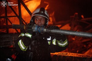 Масштабні пожежі в передмісті Одеси: наслідки нічної атаки БпЛА (оновлено) фото 6