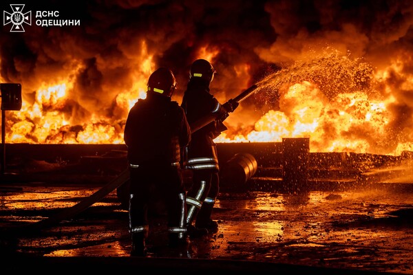 Масштабні пожежі в передмісті Одеси: наслідки нічної атаки БпЛА (оновлено) фото 9