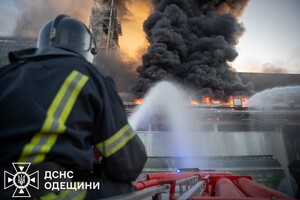 Масштабный пожар в порту Одесской области: загорелась транспортная лента фото 4