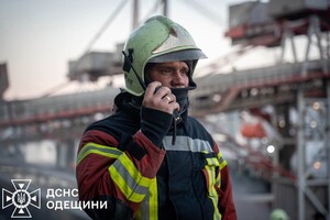 Масштабный пожар в порту Одесской области: загорелась транспортная лента фото 5