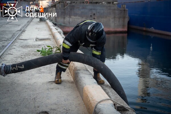Масштабный пожар в порту Одесской области: загорелась транспортная лента фото 9