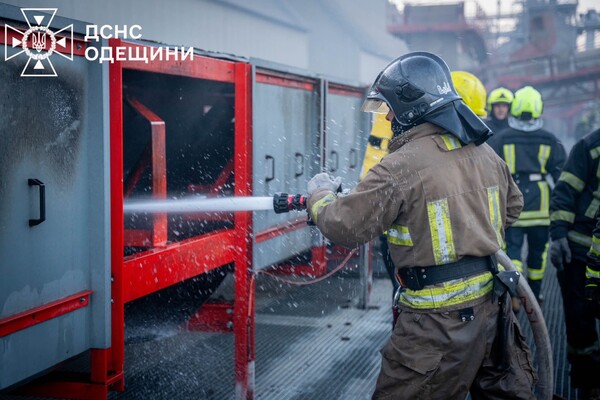 Масштабный пожар в порту Одесской области: загорелась транспортная лента фото 10