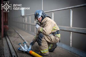 Масштабный пожар в порту Одесской области: загорелась транспортная лента фото 11
