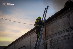 Масштабный пожар в Одесском районе: горел рынок &quot;7-й километр&quot; фото