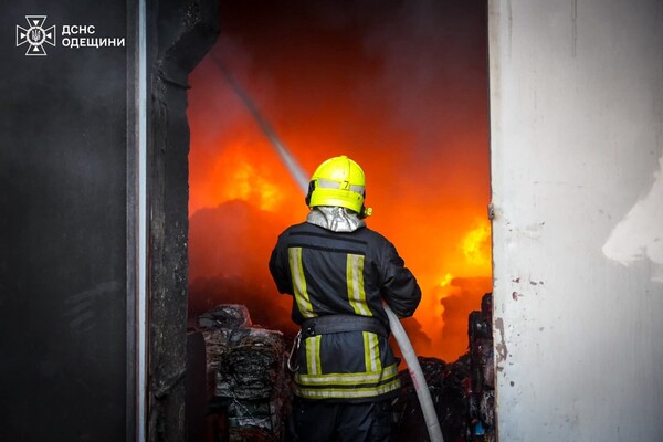 Масштабный пожар в Одесском районе: горел рынок &quot;7-й километр&quot; фото 3