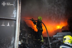 Масштабный пожар в Одесском районе: горел рынок &quot;7-й километр&quot; фото 4