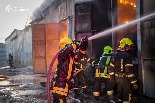 Масштабный пожар в Одесском районе: горел рынок &quot;7-й километр&quot; фото 9