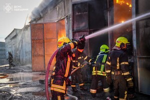 Масштабный пожар в Одесском районе: горел рынок &quot;7-й километр&quot; фото 9