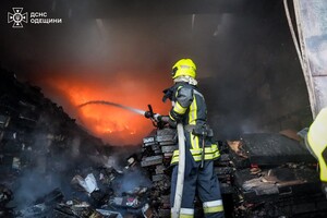 Масштабный пожар в Одесском районе: горел рынок &quot;7-й километр&quot; фото 10