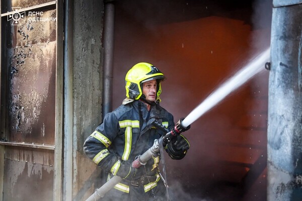 Масштабный пожар в Одесском районе: горел рынок &quot;7-й километр&quot; фото 11