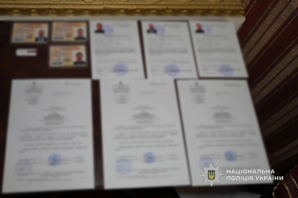 Вид на жительство и справки о непригодности: в Одессе разоблачили производителя фальшивых документов фото 1