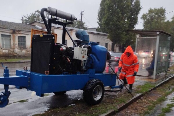 Изменения в движении электротранспорта и затопление улиц: последствия непогоды в Одессе фото