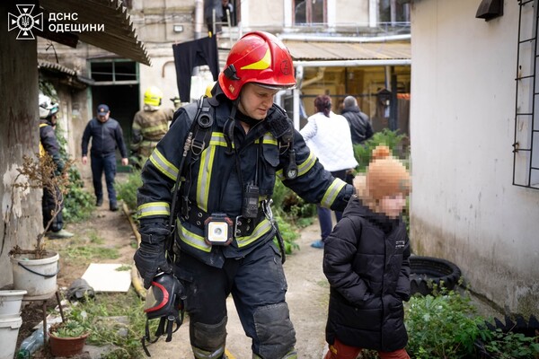 В Одесі горів житловий будинок: загинула людина фото 5