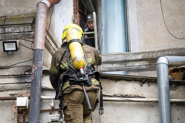 В Одесі горів житловий будинок: загинула людина фото 6