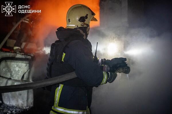 Масована атака на Одесу й Одещину: є пошкодження енергооб'єктів, постраждала жінка фото 9