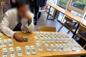 Сім тисяч доларів за фальшивий догляд: в Одесі затримали лікаря фото