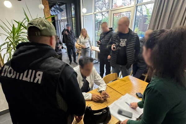 Сім тисяч доларів за фальшивий догляд: в Одесі затримали лікаря фото 1