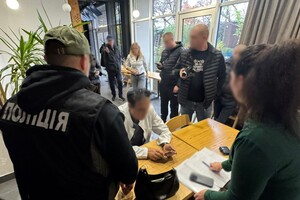 Сім тисяч доларів за фальшивий догляд: в Одесі затримали лікаря фото 1