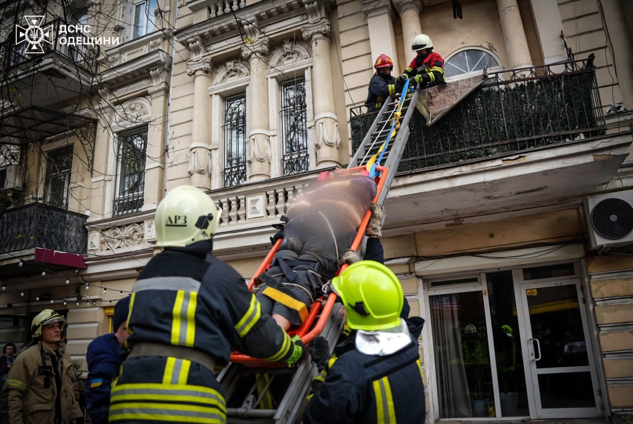 У центрі Одеси обвалився балкон із людьми: є постраждалі