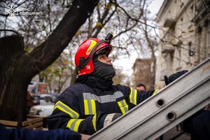 У центрі Одеси обвалився балкон із людьми: є постраждалі фото 1