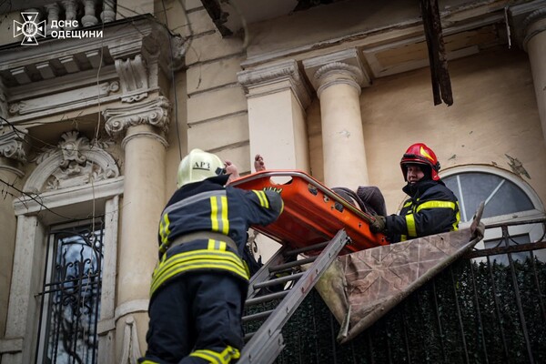 У центрі Одеси обвалився балкон із людьми: є постраждалі фото 2