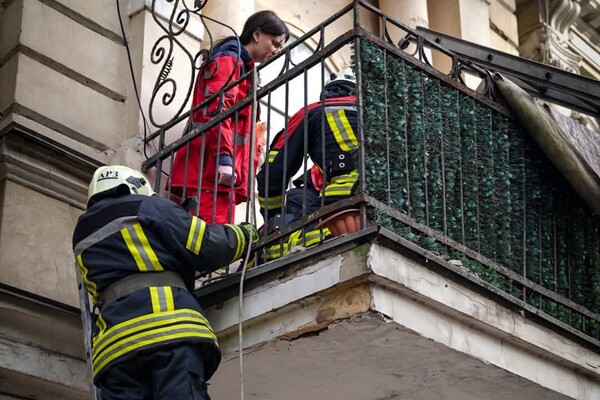 У центрі Одеси обвалився балкон із людьми: є постраждалі фото 3