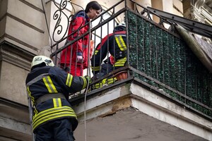У центрі Одеси обвалився балкон із людьми: є постраждалі фото 3